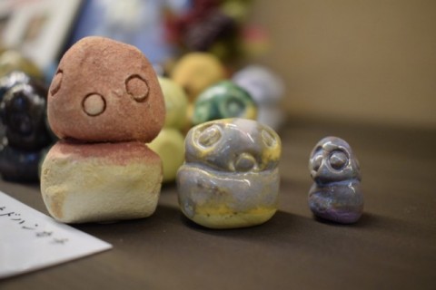 ウマモナドが三人並んでいます