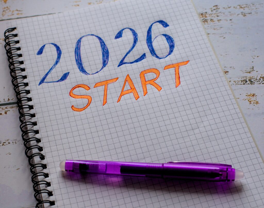 ノートに２０２６STARTと書かれた文字とペンが映っています