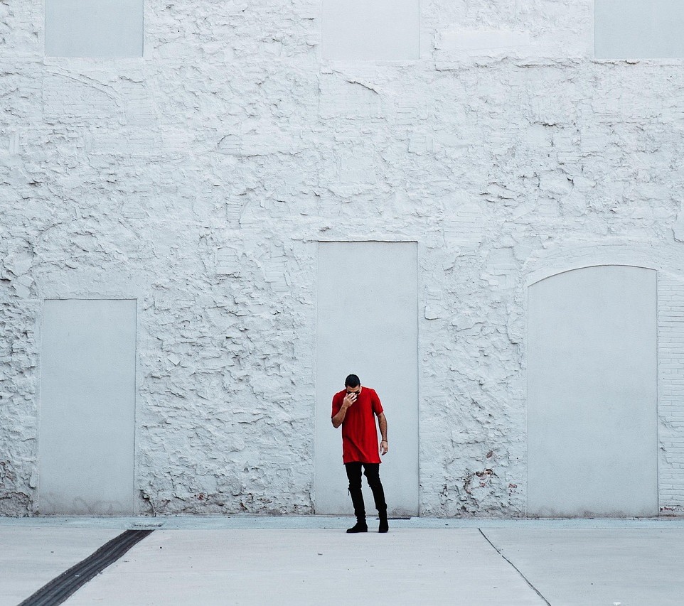 広い場所で男性が悩んでいます
