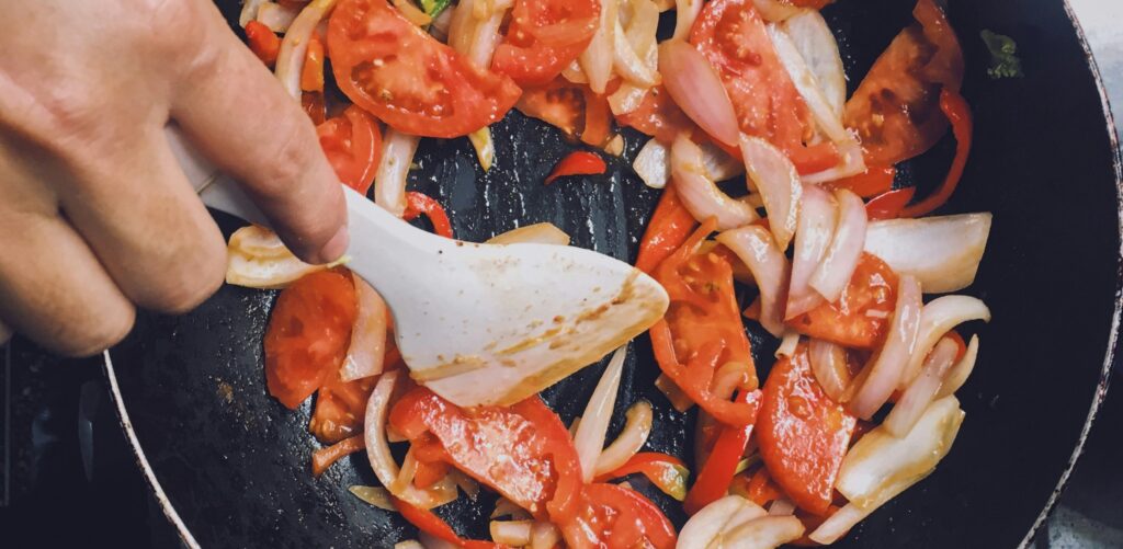 フライパンで食材を炒めています