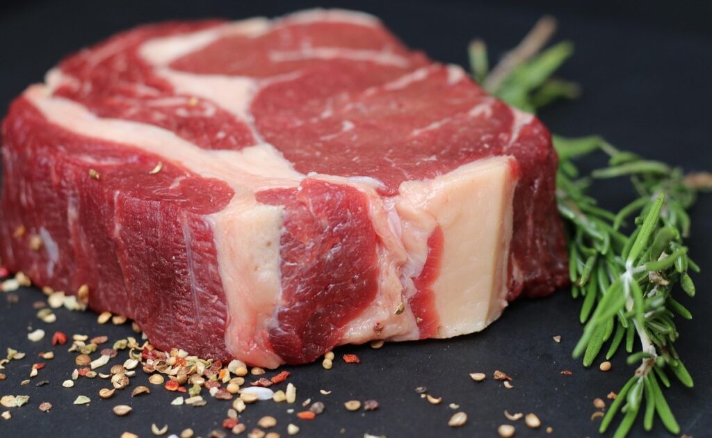 生のお肉と香草とスパイスが映ってます