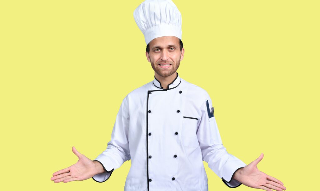 コック帽をかぶったシェフが両手を広げています