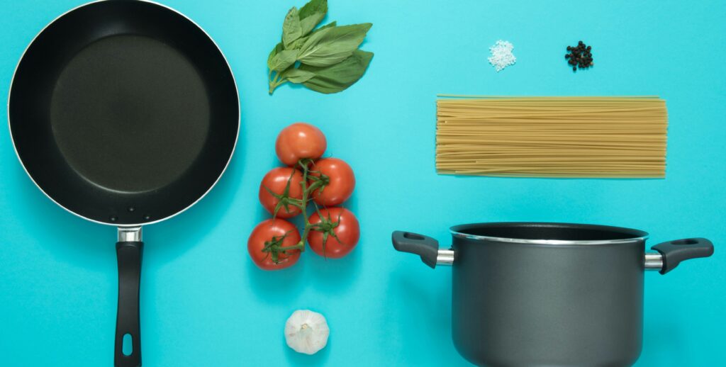 調理道具と食材が並んでいます