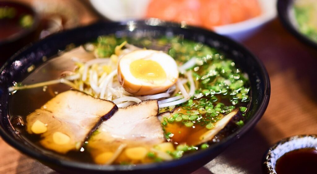 ラーメンとその他の料理がテーブルに並んでいます