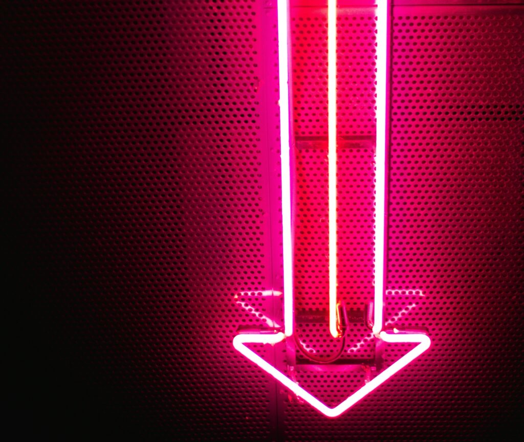 下方向に矢印が向いています