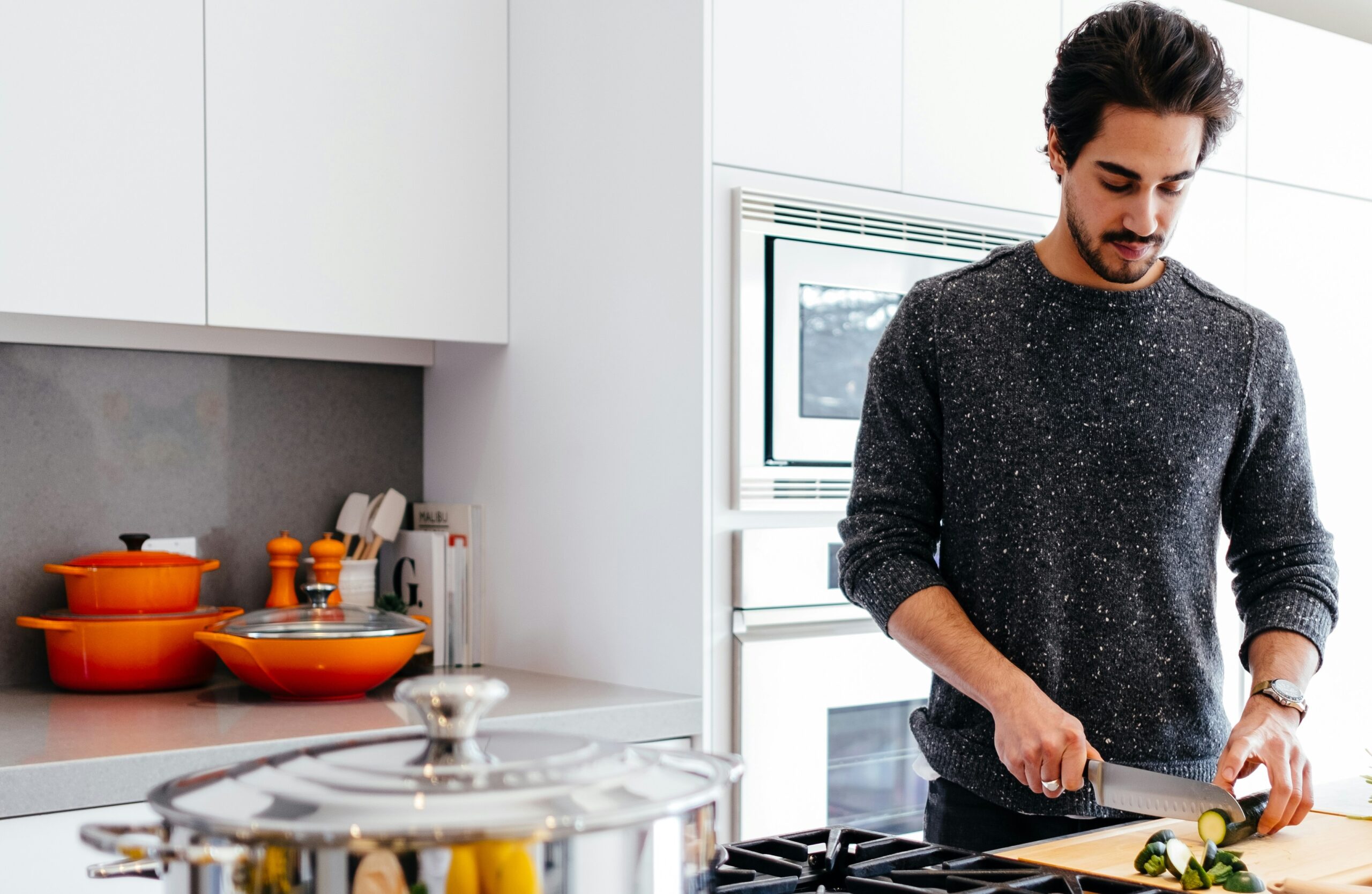 キッチンで料理をする男性の姿