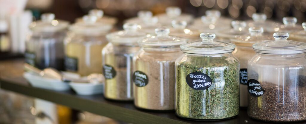 瓶に入ったスパイスが棚に並んでいる