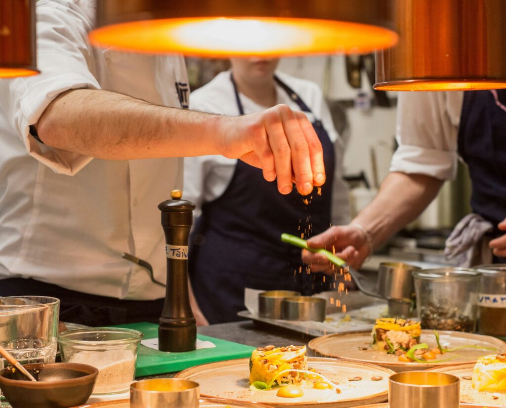 シェフが食材に味付けをしている