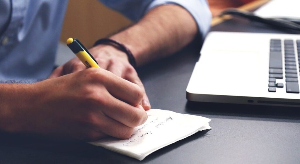 ノートにメモをとっています