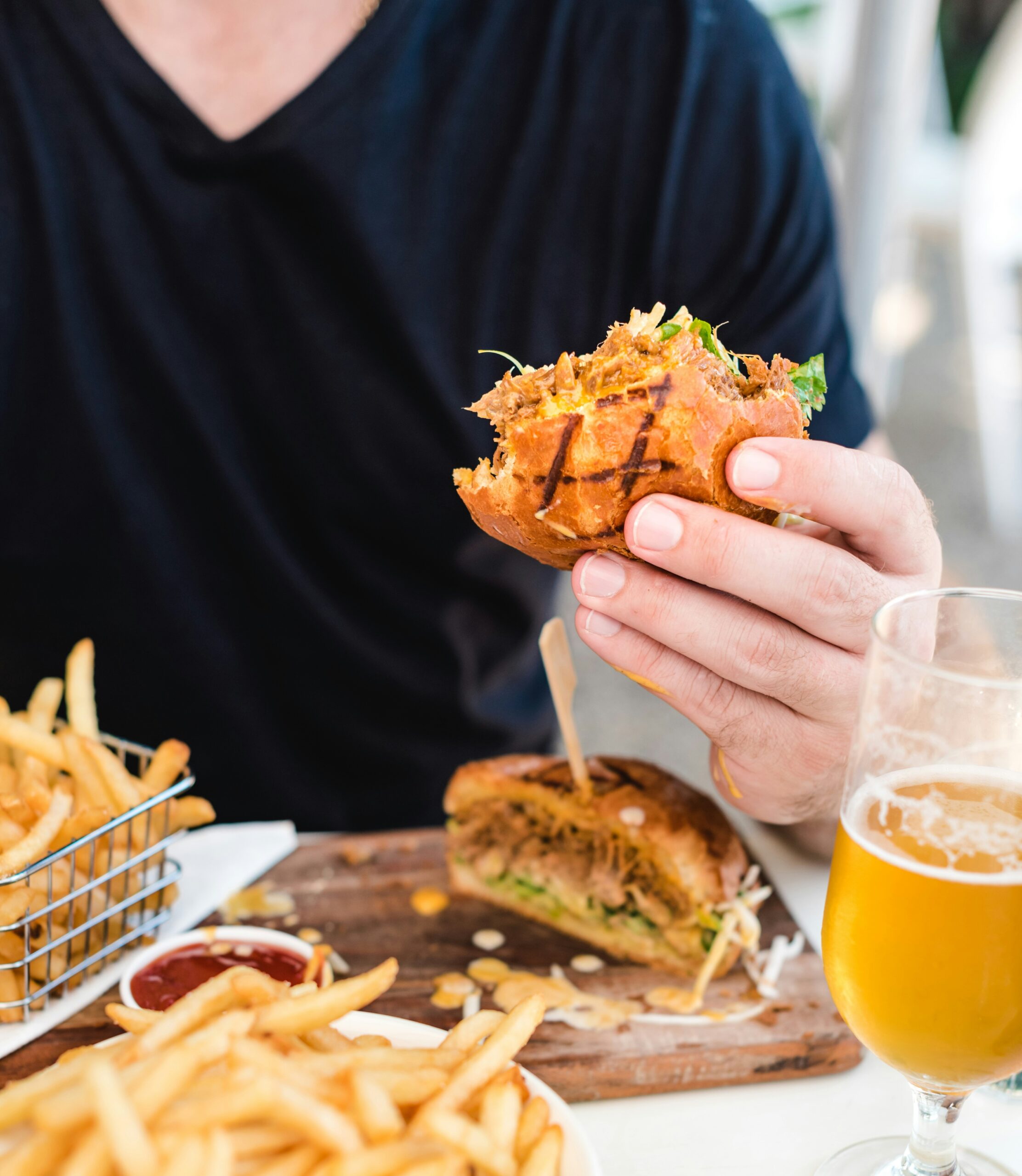 ハンバーガーを食べています