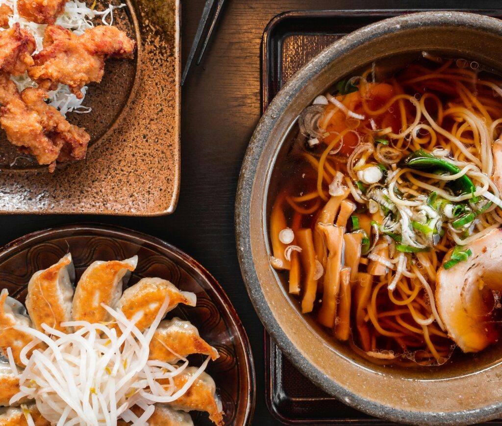 唐揚げ、ラーメン、餃子が並んでいます