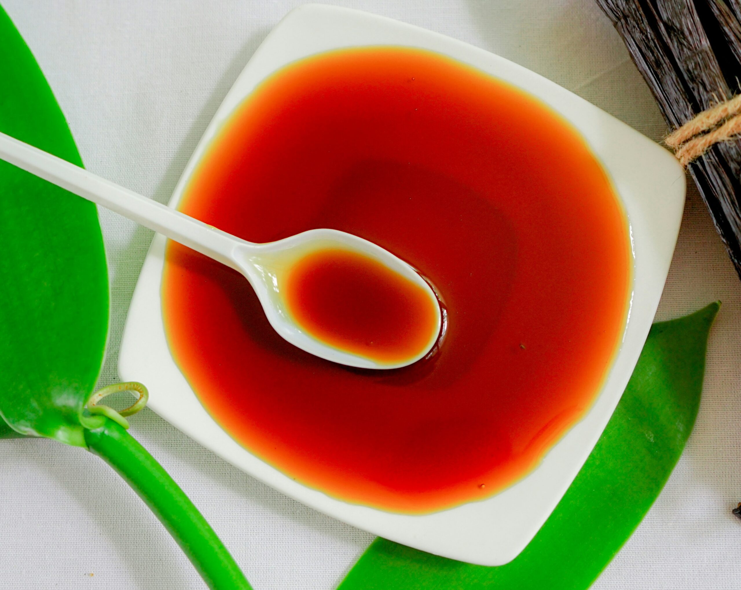 白い皿に醤油が入っている