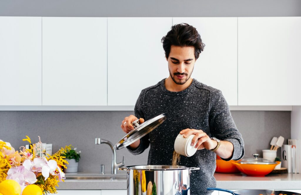 男性が料理をしている