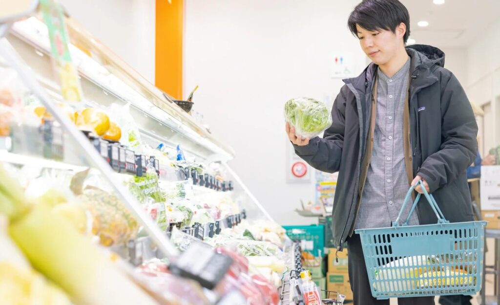 買い物をしている男性