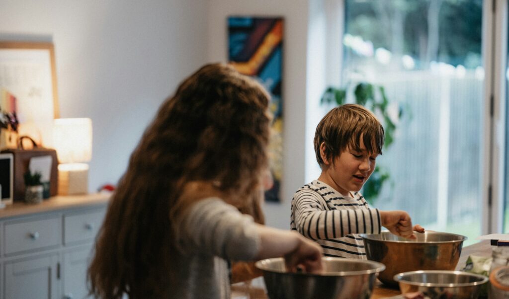 男の子と女の子が料理をしています