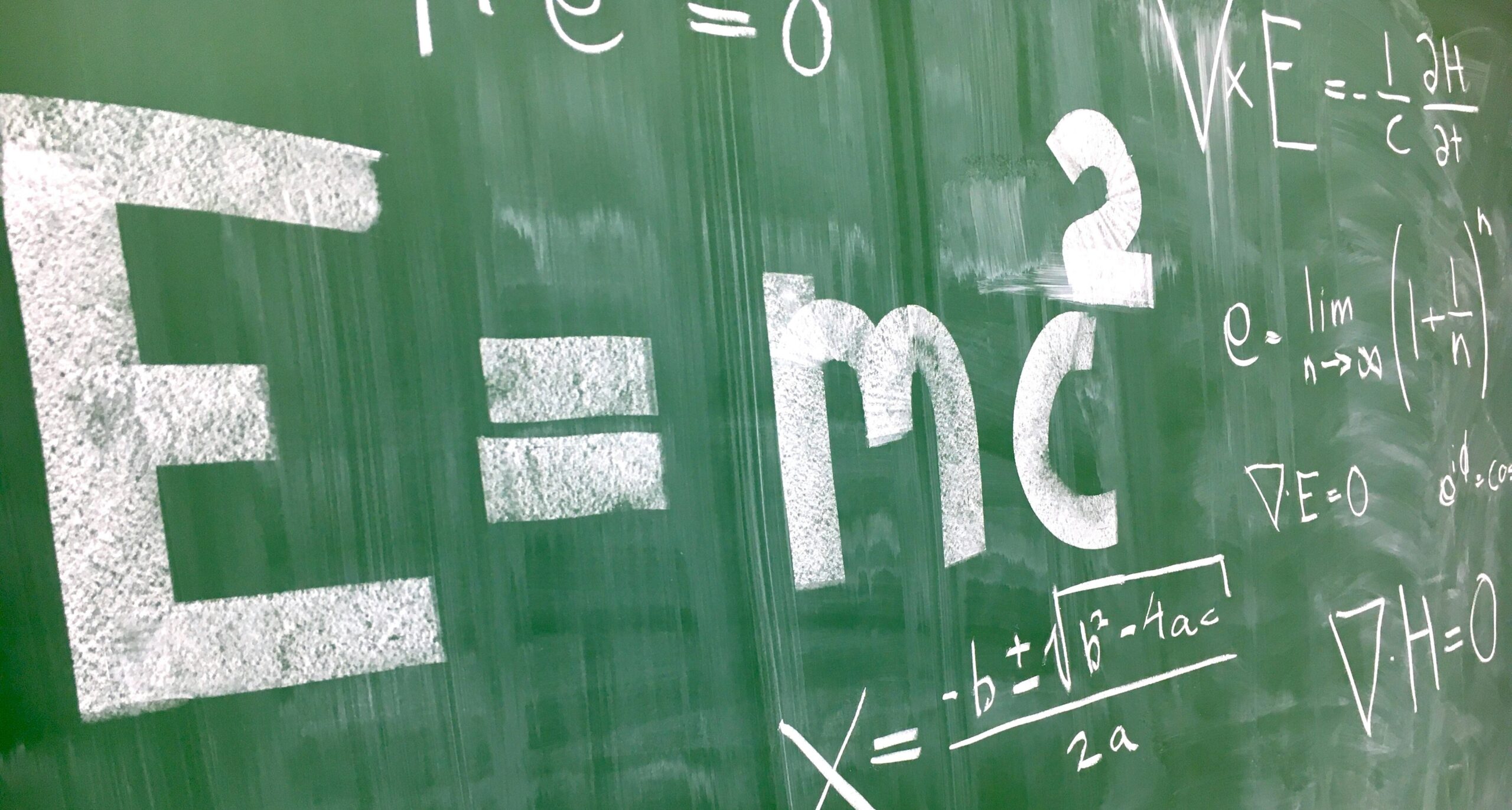 相対性理論の公式が黒板に書かれています