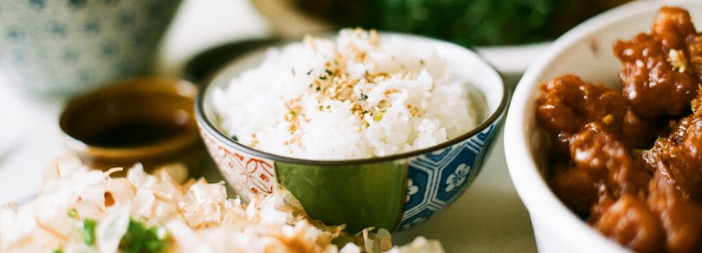 白ご飯をおかずが並んでいます