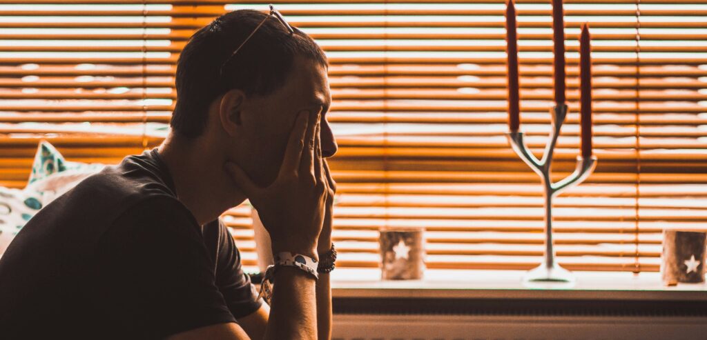 男性が悩んでいます