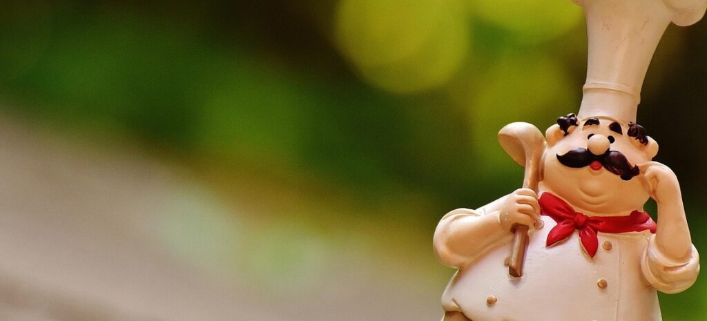 コック帽をかぶった料理人の人形がいます