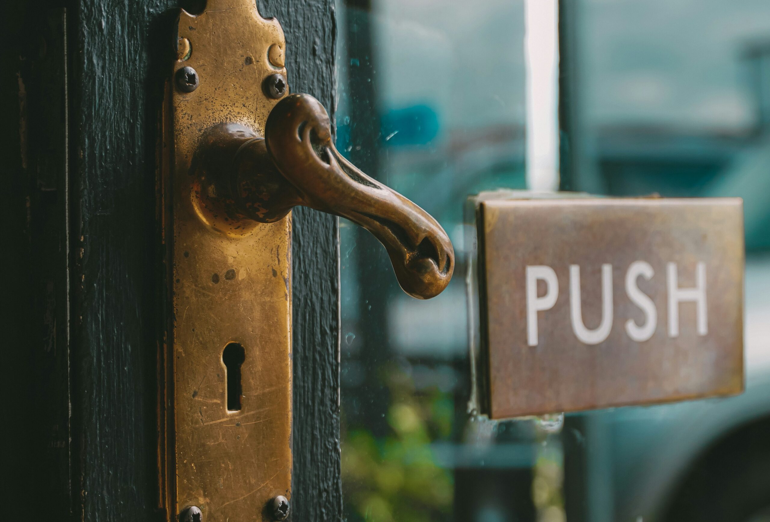 お店のドアノブにプッシュの看板があります