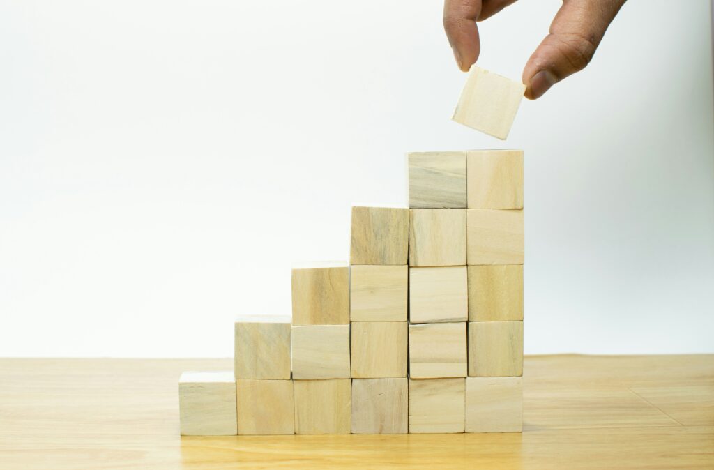 積み木で階段を作っています