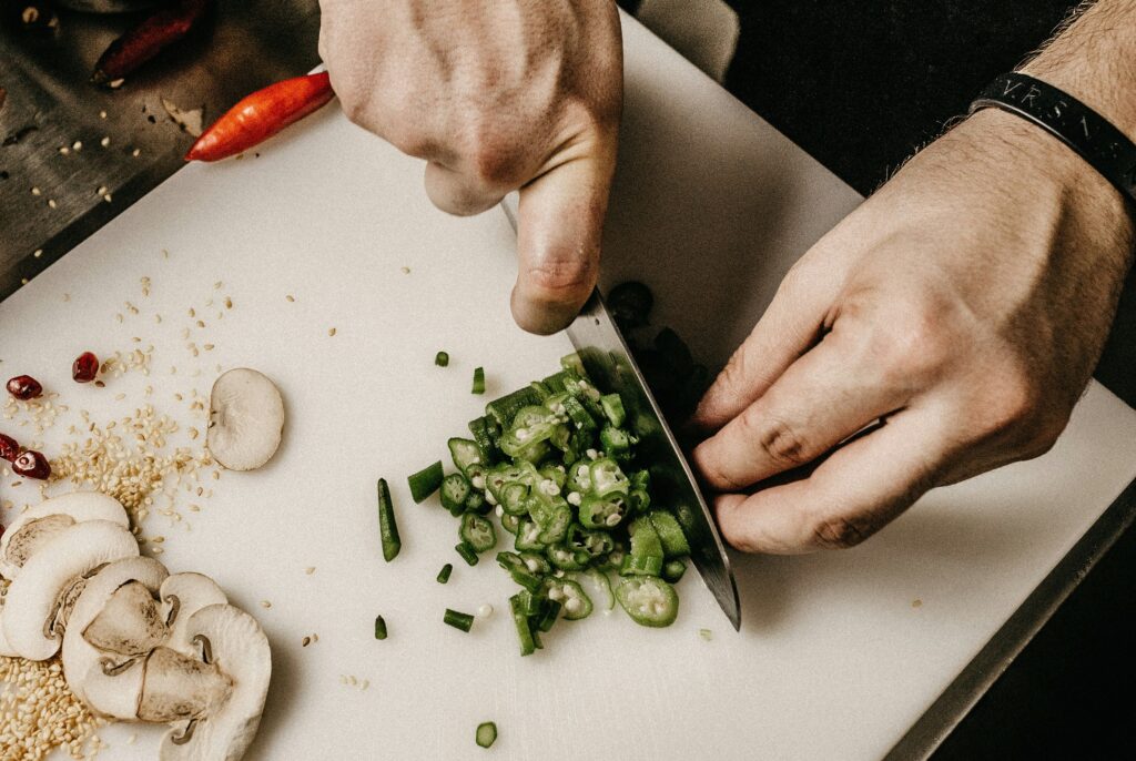 まな板の上で食材を切っている