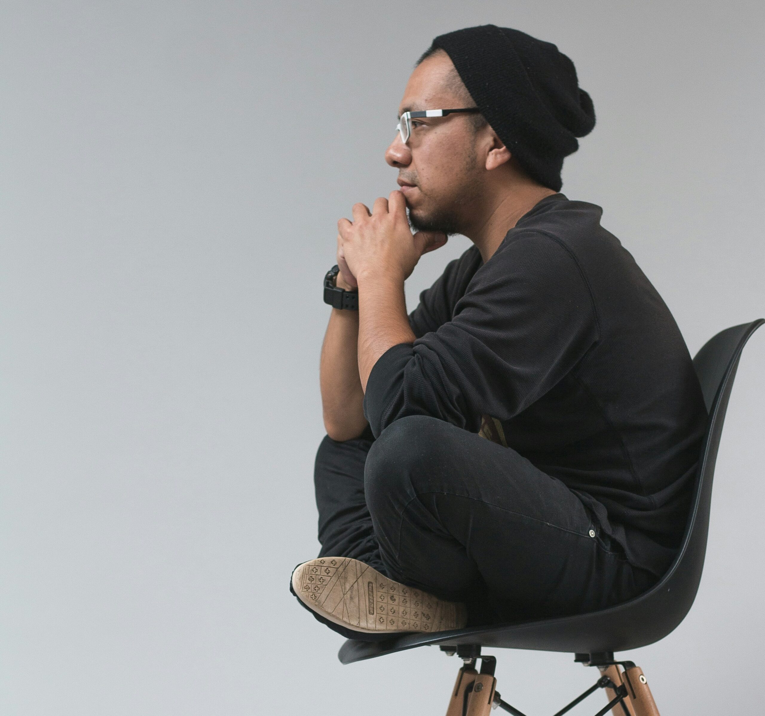 椅子に座って男性が考え事をしている