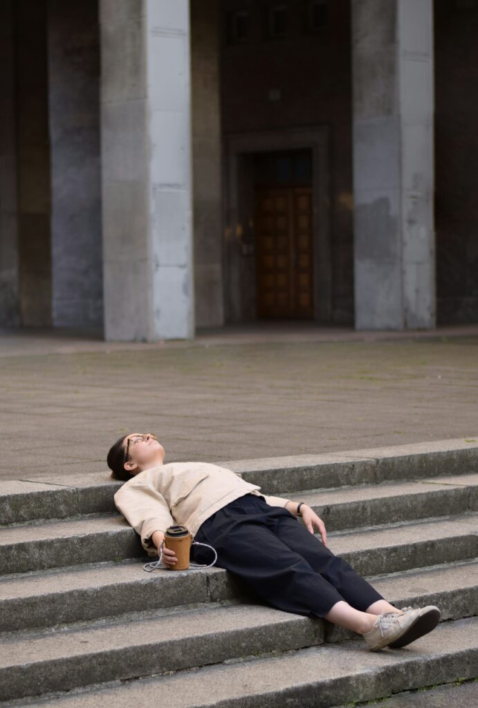 女性が階段で休憩をしています