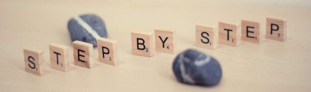 ステップバイステップの文字が並んでいます