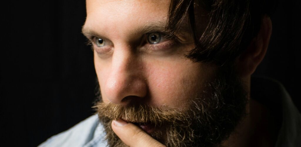 一点を見つめて考えている男性