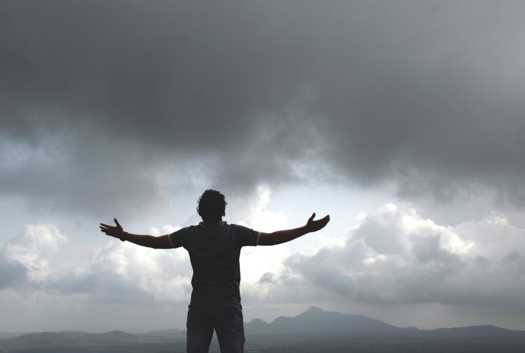 男性が天を仰いでいます