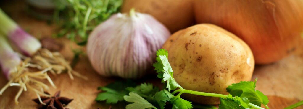 テーブルにいろいろな食材があります