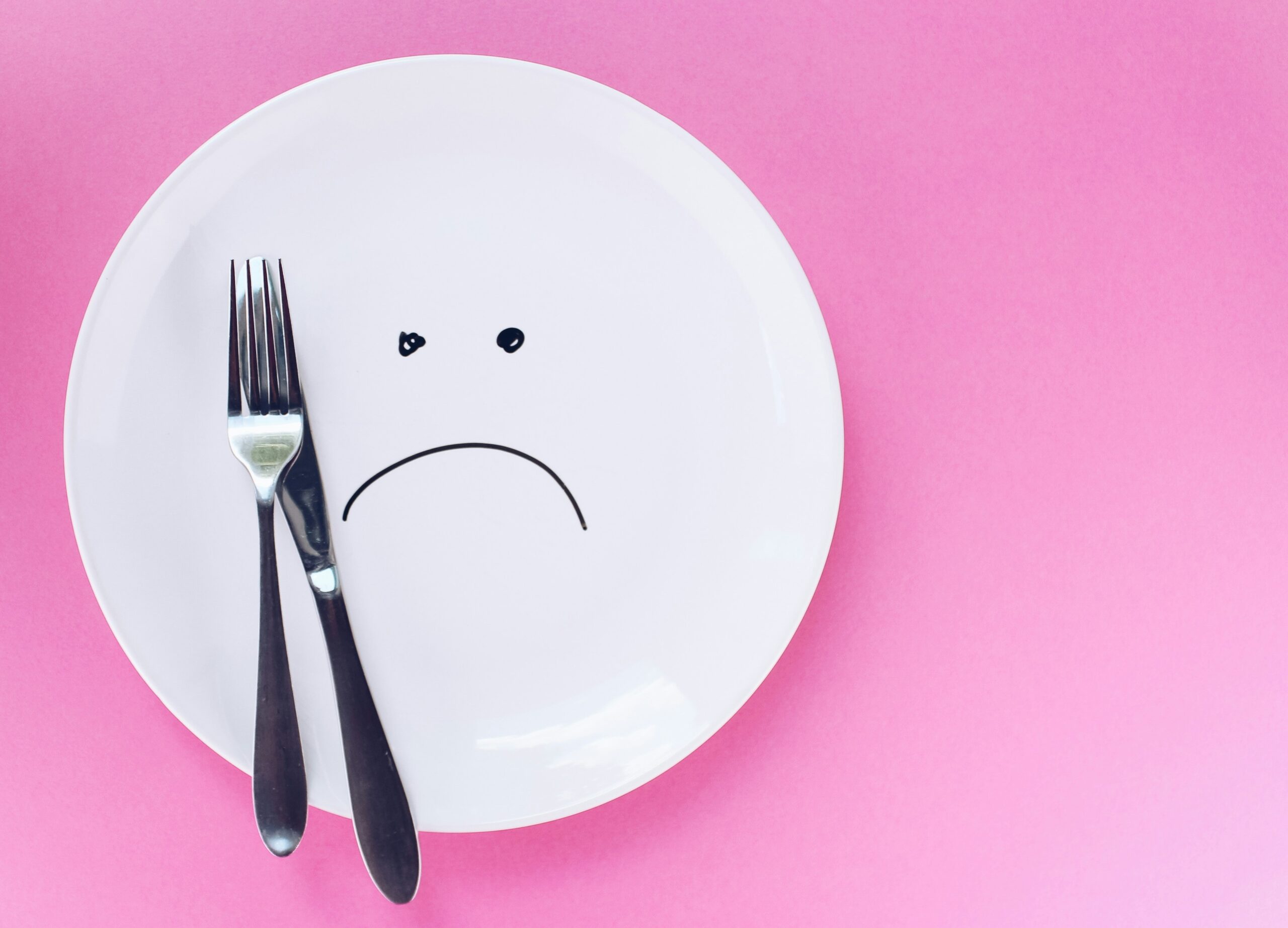 皿が不満そうな表情をしています