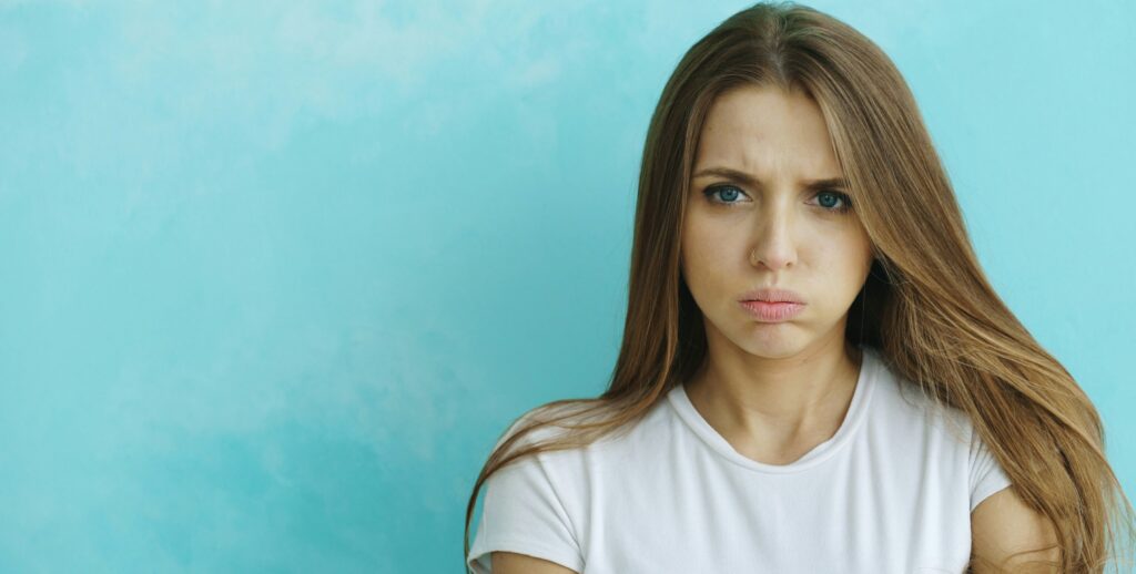 女性が不満な表情をしています