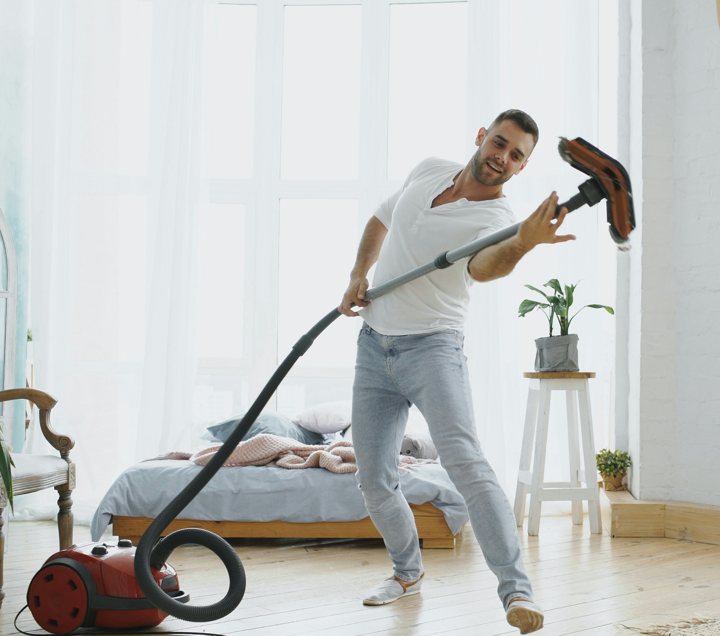 男性が掃除機で遊んでいいる