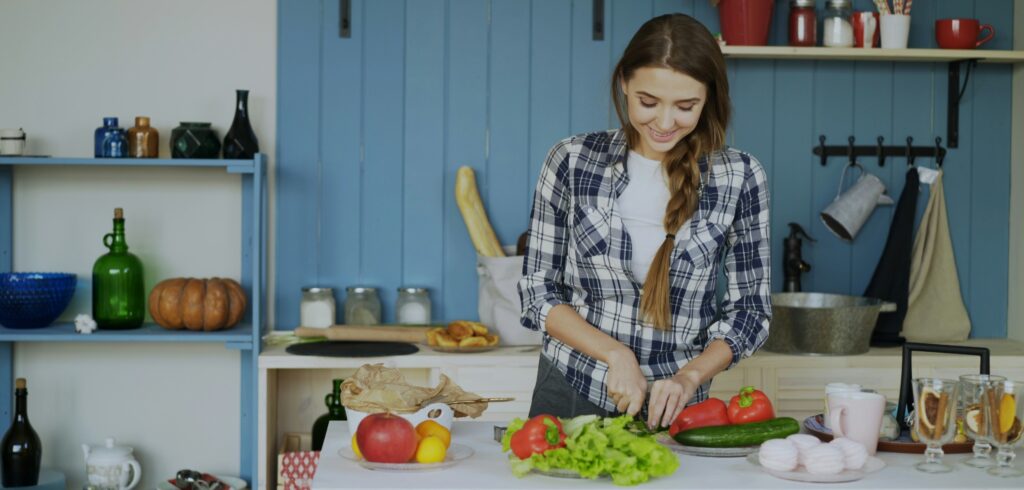 料理をしている女性がいます