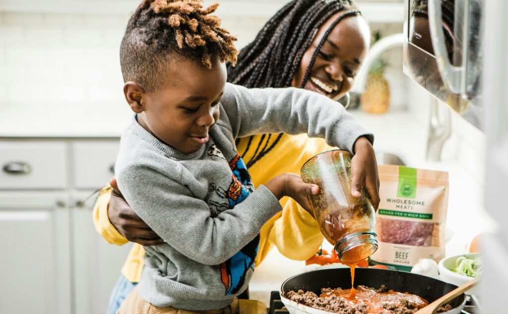 子供二人が料理をしている