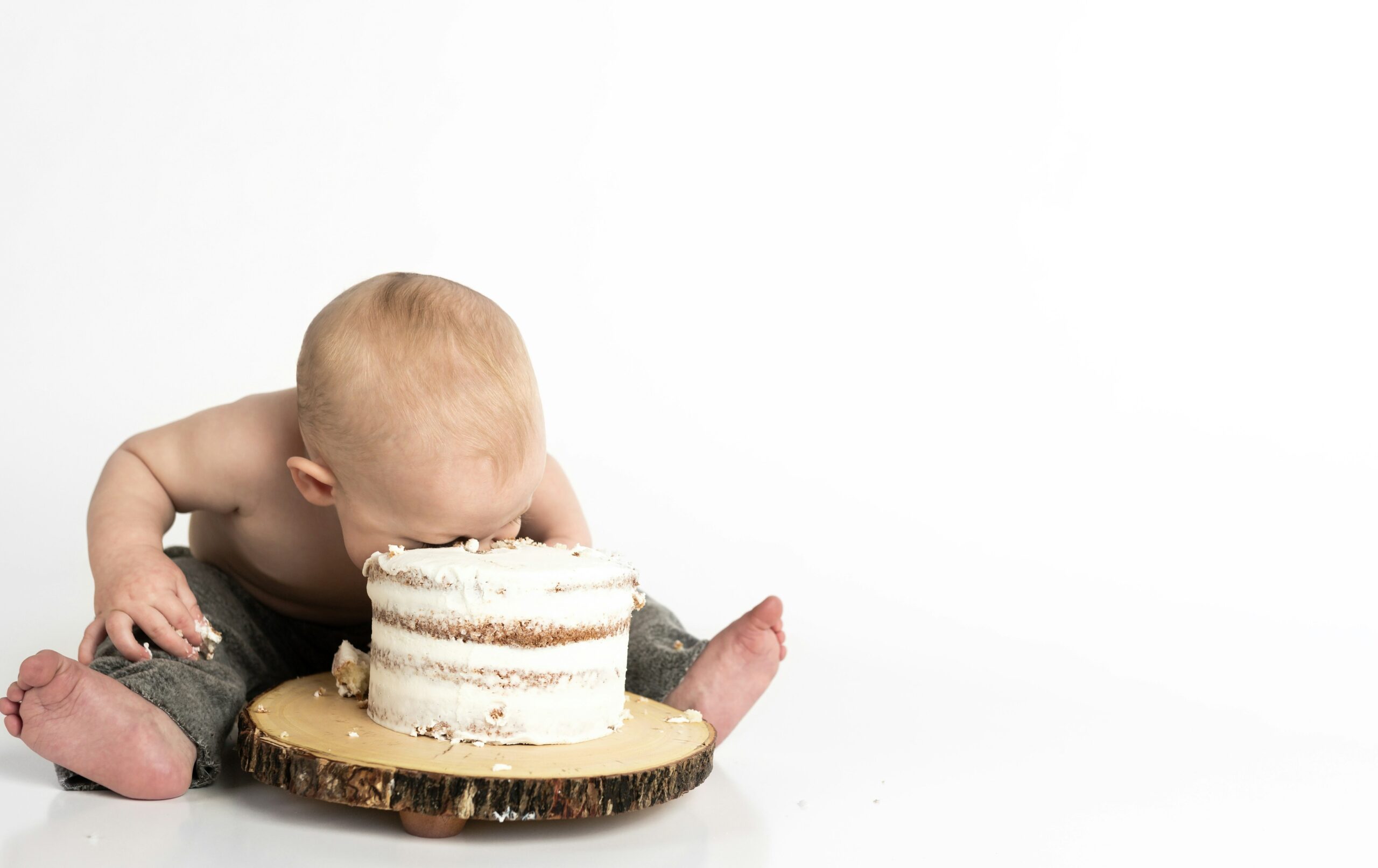 子供がケーキに顔をうずめている
