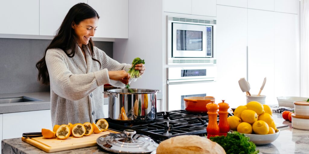 女性が料理をしている