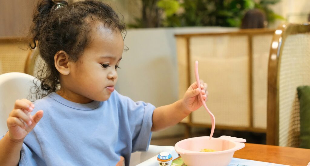 子供が座って食事をしている