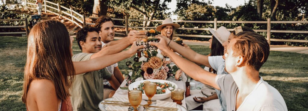 複数の友人がパーティーをしている