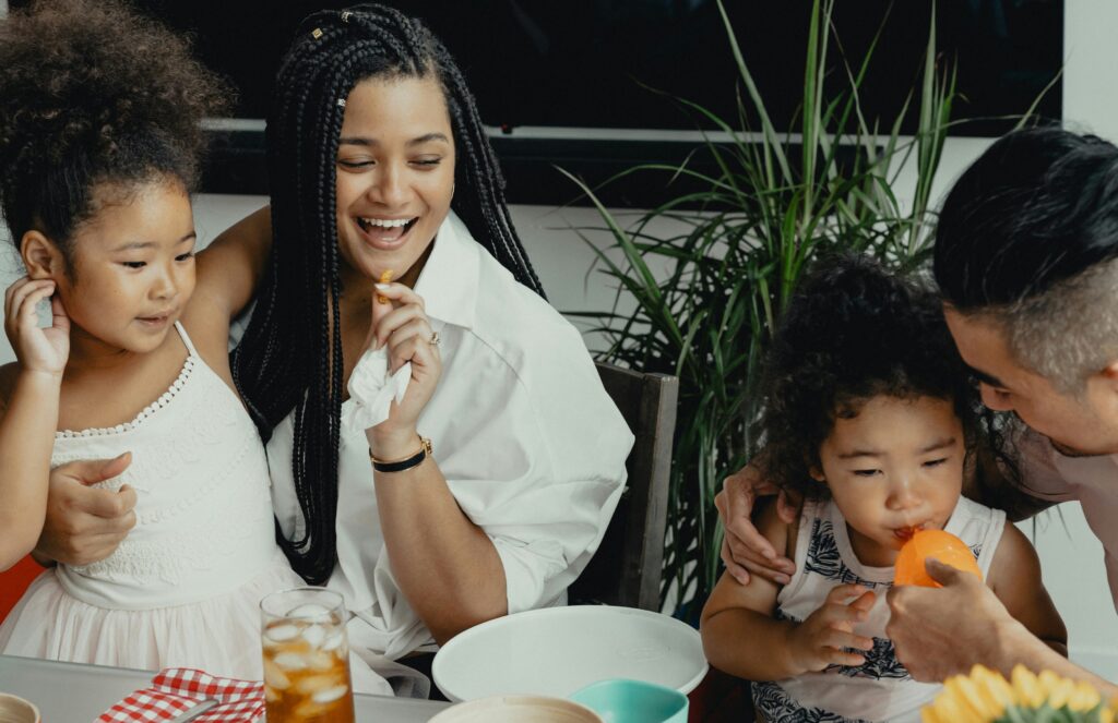 家族が楽しそうに食事をしている