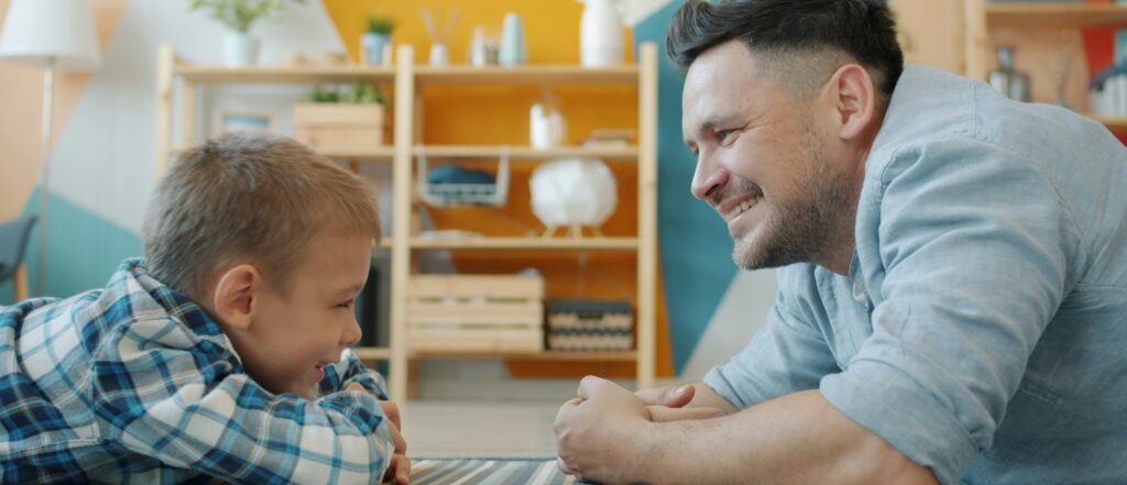 親子が向かい合って笑っていいます