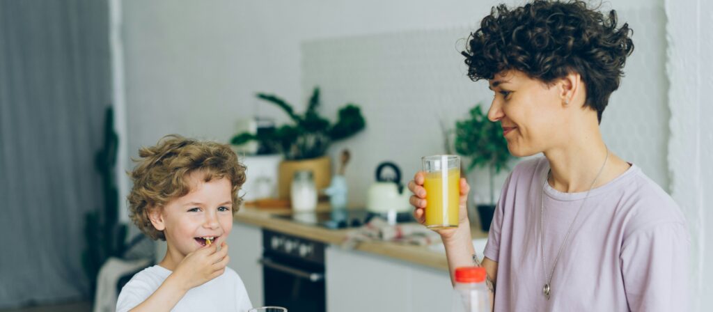 親子が食事をしている