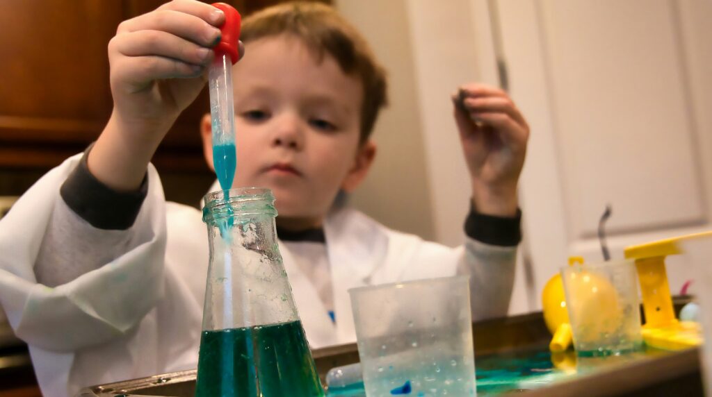 子供が理科の実験をしています