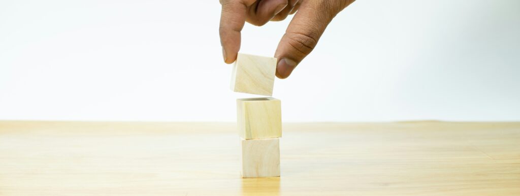 積み木を積み上げています