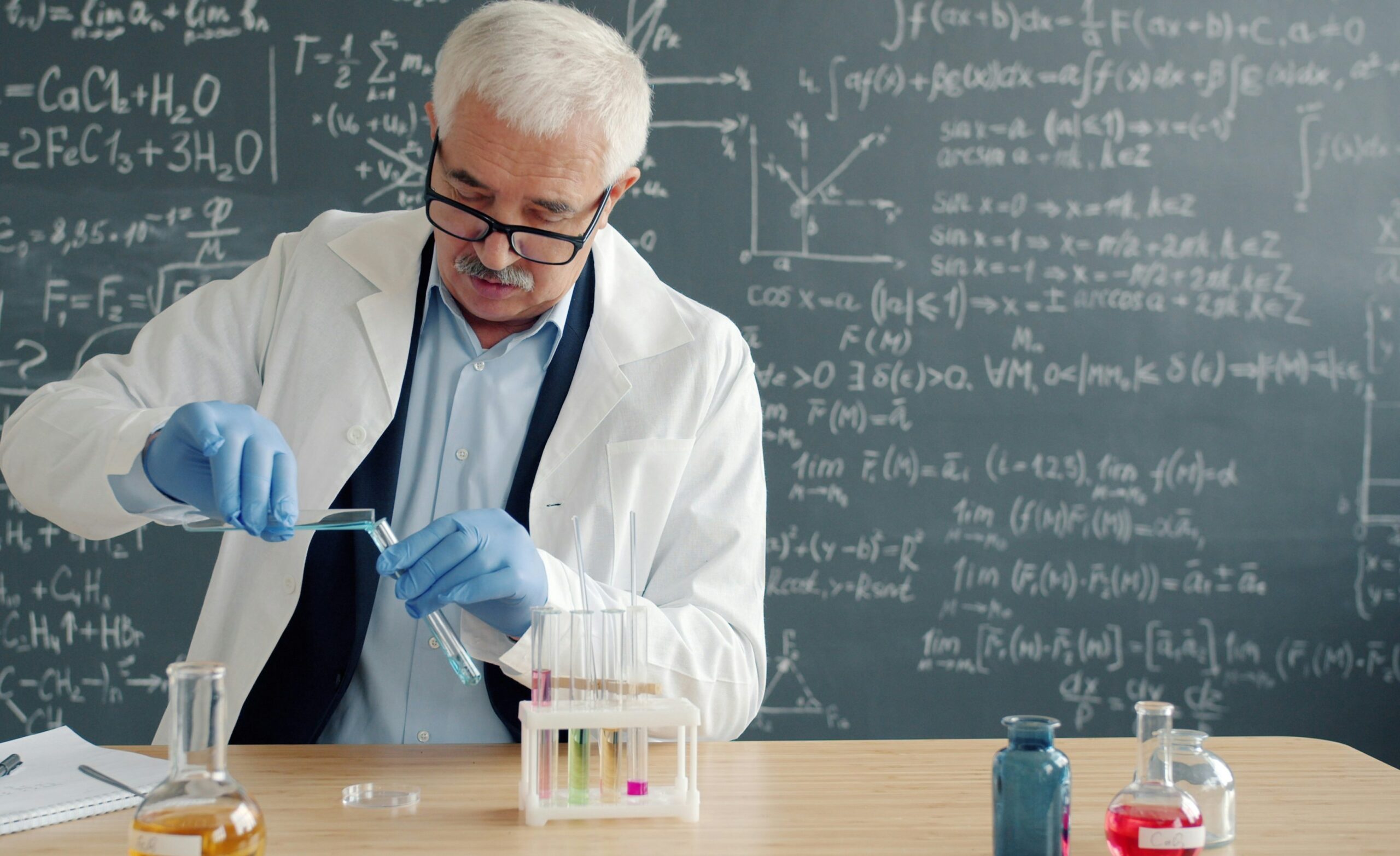 博士が科学の実験をしています